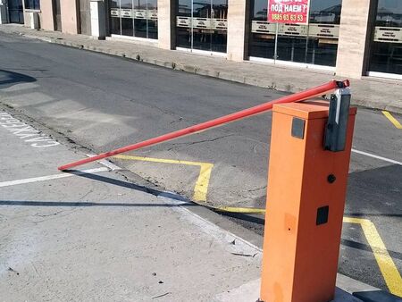 По видеозаписи търсят вандалите, счупили бариерата за затваряне на ул. "Крайбрежна" в Поморие