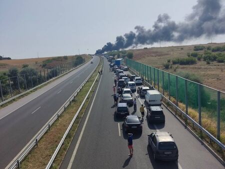 Разчистват останките от изгорелия камион на магистрала "Тракия"