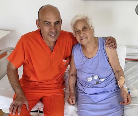 Ортопедите от болница „Сърце и Мозък“ Бургас изправиха на крака 100 годишна пациентка след успешна операция
