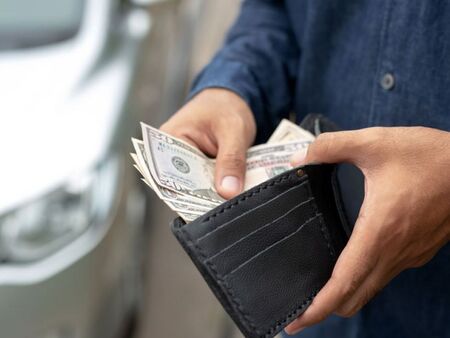 Таксиджия върна портфейл с 10 хиляди долара