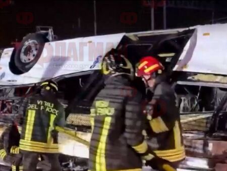 Трагедия в Италия, автобус падна от надлез и най-малко 21 души загинаха