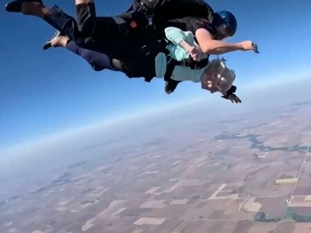 104-годишна жена скочи с парашут и би рекорда на „Гинес“