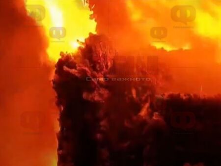 Огромен пожар в Осиек, трима огнеборци пострадаха