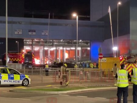Огромен пожар на летище Лутън“ в Лондон, срути се и част от конструкцията