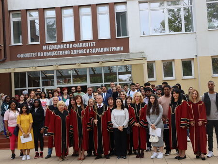 50 чуждестранни студенти пристигнаха в Бургас, ще учат за лекари в Университет “Проф. Д-р Асен Златаров”