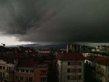 Страшна буря иде към морето! Вижте какви поразии нанесе в Централна България!