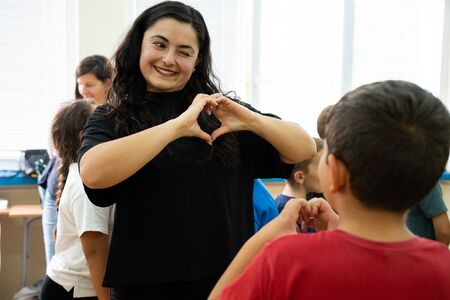 Близо 200 деца от Видин, Ловеч и Габрово учат жестов език чрез театър