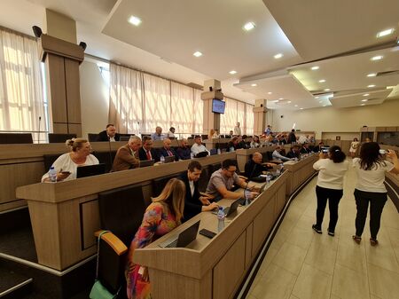 Бивши бургаски съветници съдят Общината за неплатена заплата