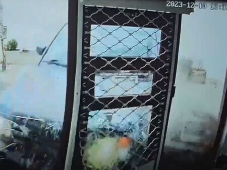 Джип се вряза във витрина на магазин във Варна