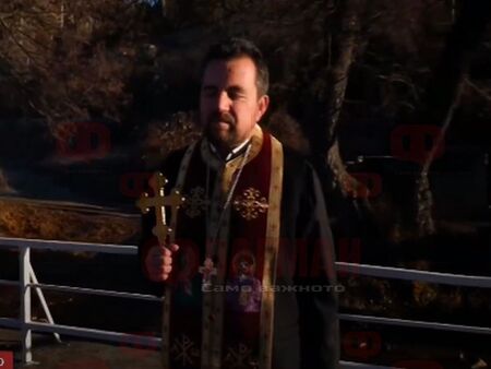 Забентват Тунджа заради мъжкото хоро в Калофер, свещеник от Калофер ръси със светена вода за здраве