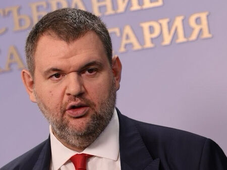 Пеевски настоява Тагарев да поеме отговорност за поканите до депутатите за парада на Богоявление