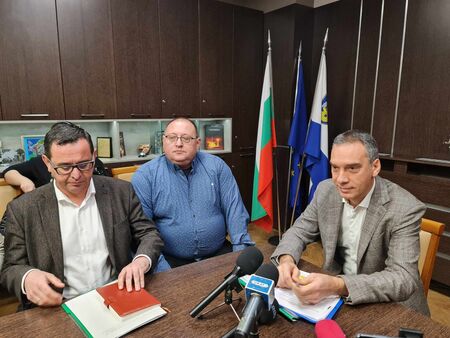 Областният управител да реши поне един проблем на Бургас, вместо само да пречи, призова кметът Димитър Николов