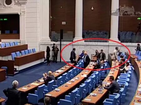 Екшън в парламента! Руди Гела наби Искрен Митев от ПП-ДБ