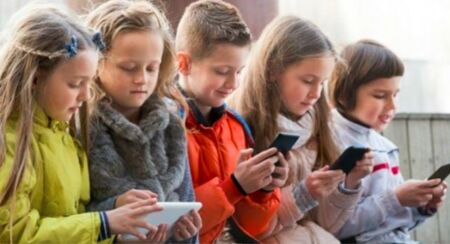 Англичани искат забрана на телефони за малките деца