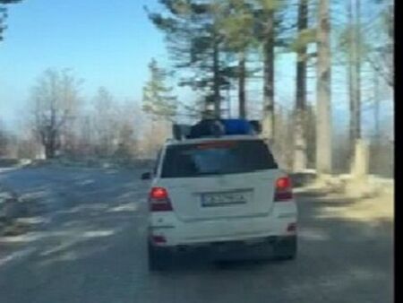 Опасно: Мъж се вози върху покрива на автомобил на Витоша
