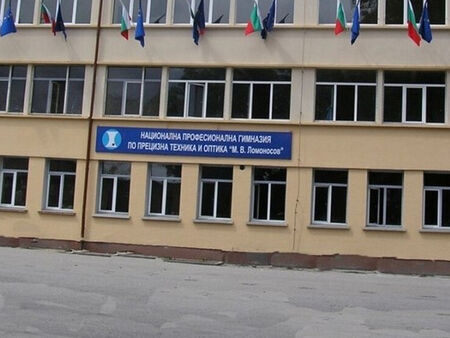 18-годишен джигит без книжка блъсна момче в София, колата се заби в ограда на училище