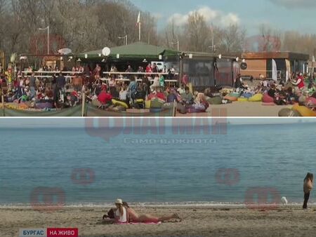 Плажът в Бургас се напълни с хора, а пред Морското казино почитат Христо Фотев