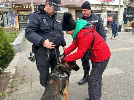 Закичиха с мартеничка служебното полицейско куче Бим