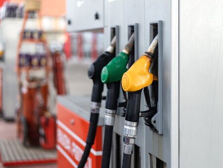 Експерт: Работата с руски петрол не води до спад в цените на горивата