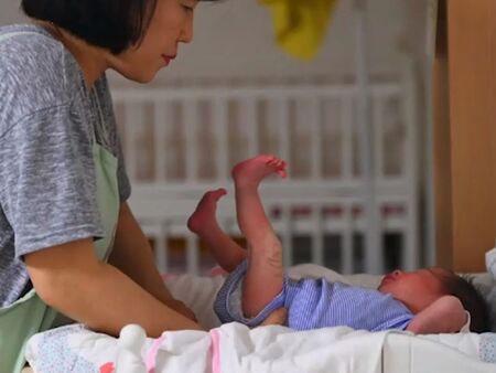 Фирма плаща по 75 000 долара за бебе заради демографската криза