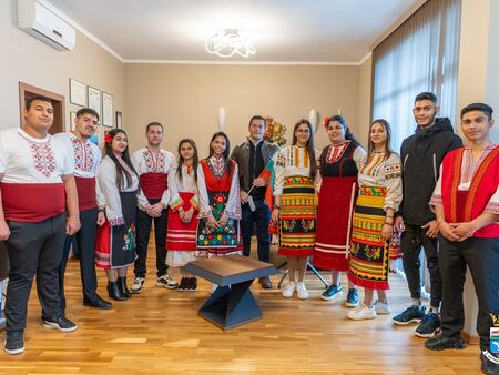 С народни носии и с българския флаг в ръка ученици поканиха кмета на Царево Марин Киров на бала им