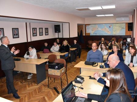 Ръководството на Университет „Проф. д-р Асен Златаров“ представи възможностите за обучение и реализация на специалисти в Поморие и Айтос