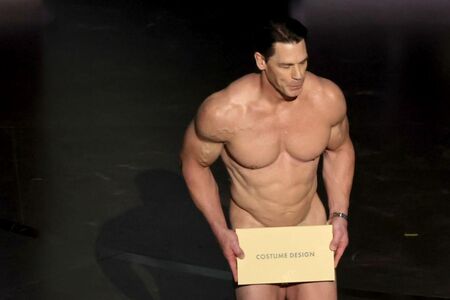 Чисто гол ли беше наистина Джон Сина на сцената на Оскарите