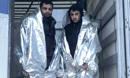 Откриха мигранти в камион, опаковани с алуминиево фолио