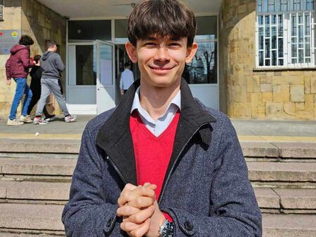 За любовта към химията на 18-годишния Иван от Бургас и как ученикът от ПМГ изпитвал учителя си преди "Стани богат" (ВИДЕО)