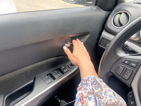 Защо да отваряме вратата на колата с дясната ръка
