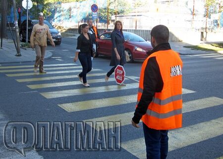 Полиция ще патрулира на пешеходните пътеки край училища и детски градини в Бургас