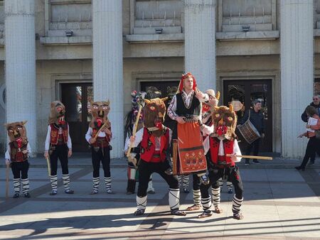 Бургаски ученици, облечени като кукери, наричаха за здраве и благоденствие пред сградата на Общината
