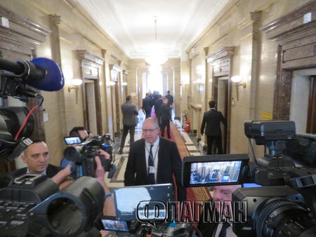 Депутати от „Възраждане“ в нов сблъсък с Манол Пейков, този път и в кулоарите на парламента