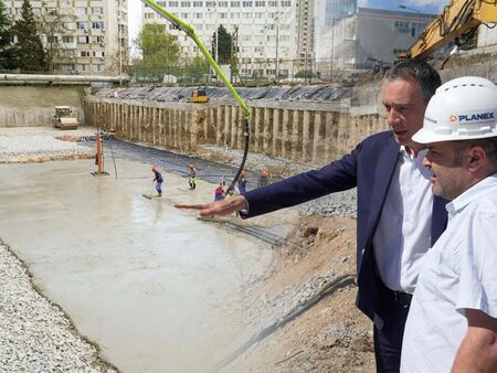 Исторически момент! Полагат бетона в основите на строящата се университетска детска болница в Бургас