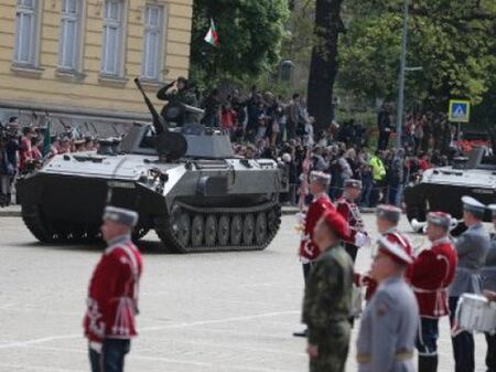 Тази година няма да има военен парад на 6-ти май, явно няма какво да покажем