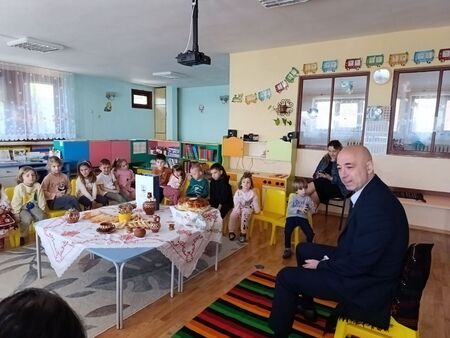 Кметът на Созопол Тихомир Янакиев разказа приказки на децата от ДГ „Снежанка“