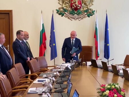 Първо заседание на служебния кабинет - Главчев обещава съпротива на купения вот