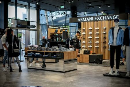 Новият корнер на Armani Exchange в Central Park прикова погледите (СНИМКИ)