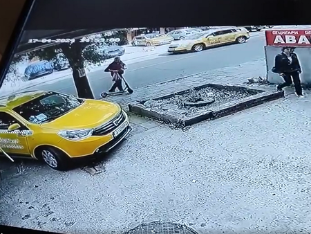 Таксиджия блокира тротоар в Бургас и наглее на баща с количка: Кво ще стане, ако почакаш малко, бе?!