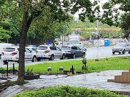 Извънредно! На бул. "Струга" в Бургас почерня от полиция, шест патрула заклещиха джип БМВ