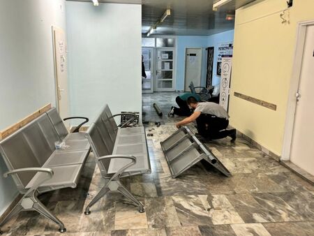 Кметът на Приморско смени пейките в чакалнята на Медицинския център дни след сигнал