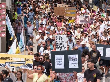 Канарските острови не издържаха, избухна протест срещу свръхтуризма