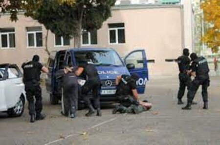 Извънредно! Зрелищен арест в кв. Сарафово, полиция и жандармерия натръшкаха трима