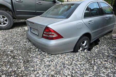Куриоз: Мерцедес пропадна на паркинг в Пловдив, паяк се притече да го вади