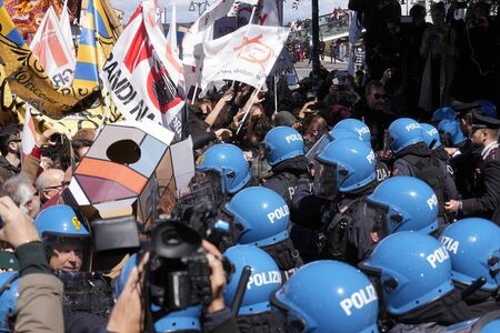 Венеция от днес въведе такса "вход", избухна голям протест