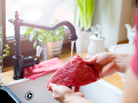 Защо някои домакини не мият суровото месо преди готвене