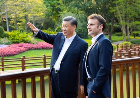 Макрон води китайския президент на гроба на баба си