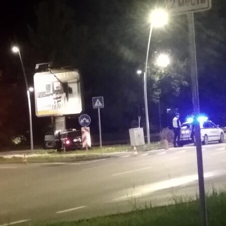 Мъртвопиян полицай заби колата си в билборд до бензиностанция