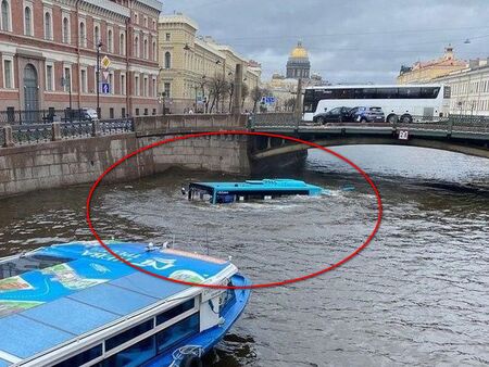 Автобус с пътници падна в река в Санкт Петербург, има жертви