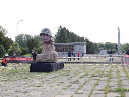 Вижте какъв паметник издигнаха в Полша за Деня на победата